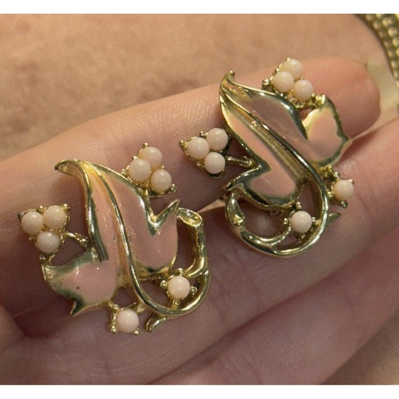 Coro Jewelry - Vtg CORO signed Earrings Salmon Color Leaves Floral Retro Ornate Gold Tone